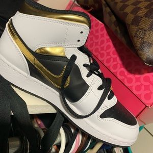 Youth Jordan 1 size 7